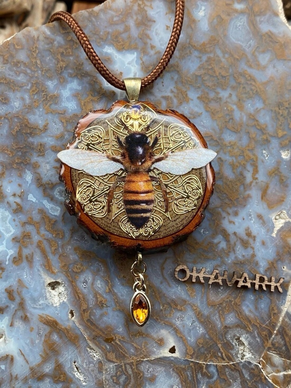 Gorgeous 🐝 Pendant - Pinecone Handmade